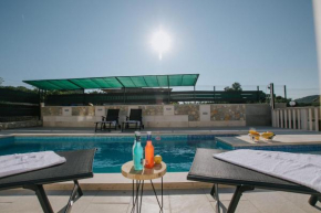 Geräumiges Ferienhaus Mit Pool Für 9 Personen